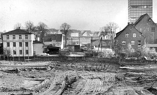 Baustelle: Am Humana-Kühlturm hinten rechts haben viele Leser den entstehenden Westring erkannt. - Foto: Kommunalarchiv