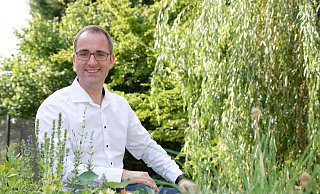 Grüner Hintergrund: Im eigenen Garten in Wallenbrück führt sich Lars Hartwig wohl. - Andreas Sundermeier