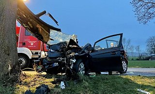 Das Unfallfahrzeug kollidierte frontal mit einem Baum. - Feuerwehr Hille/Luis Rothe
