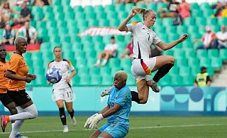 Schulterschmerzen nach Sturz: Lea Schüller - Silvia Izquierdo/AP/dpa