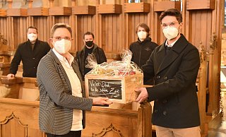 „Vielen Dank für die schöne Zeit" sagen Vertreter der insgesamt vier Chöre am Paderborner Dom der scheidenden Domkantorin Gabriele Sichler-Karle. - Thomas Throenle / Erzbistum Paderborn