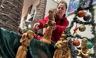 Die Gütersloher Geschäftsleiterin Lilli Ramforth beklagt den Verlust der zwei handgeschnitzten Holzfiguren aus einer Krippenausstellung im Weltladen. - Christian Bröder
