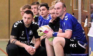 Bad Salzuflens Trainer Fabian Arning (l.) und seine Bank mit Carlos Hummerjohann (r.) hatten in dieser Saison wenig Grund für zweifelnde Blicke. - Oliver König