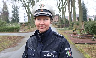 Renate Zangari ist Bezirksbeamtin im Riemekeviertel - damit liegt auch der Westfriedhof und seine Umgebung in ihrem Bereich. - Holger Kosbab