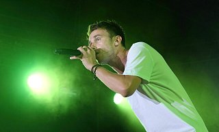 Beim Parklichterkonzert am 4. August 2015 war Clueso in grünes Licht getaucht. Mit welcher Scheinwerferfarbe er beim Auftritt am 4. Dezember angestrahlt wird, steht noch nicht fest. - Thorsten Gödecker