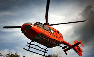 Ein Rettungshubschrauber bringt die schwer verletzte Frau in ein Krankenhaus. - (Symbolbild): Sarah Jonek