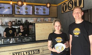 Gastronom Sven Klatt (r.) hat das Tellys bereits im Probebetrieb. Ihm zur Seite stehen (v.r.) Stefanie Zavaglia, Angelina Aldergot und Marcel Kania. - Corina Lass