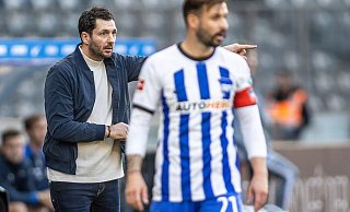 Herthas Cheftrainer Sandro Schwarz gestikuliert am Spielfeldrand. - Andreas Gora/dpa