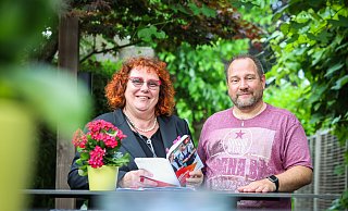 Die langjährige IG-Metall-Chefin Ute Herkströter, hier im Juni 2023 bei einer Aktion gemeinsam mit Gewerkschaftssekretär Jens Engelbrecht. - Sarah Jonek