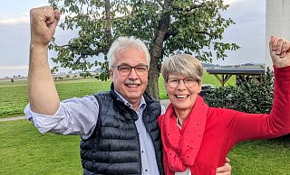 Norbert Hofnagel bleibt auch die nächsten fünf Jahre Bürgermeister in Willebadessen und freut sich mit Ehefrau Gisela. - Burkhard Battran Norbert Hofnagel bleibt auch die nächsten fünf Jahre Bürgermeister in Willebadessen und freut sich mit Ehefrau Gisela. - Burkhard Battran