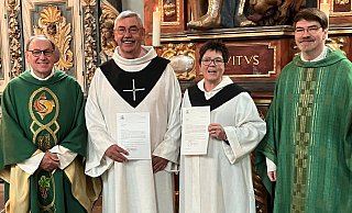 Pastor Thomas Nal (l.) und Pastor Frank Grunze (r.) stehen Hiltrud Vornholt und Heinz-Dieter Schlenke als Mentoren zur Seite. Mit einem bewegenden Einführungsgottesdienst in der ehemaligen Abteikirche Corvey haben die beiden Ehrenamtlichen ihren Dienst aufgenommen – begleitet mit Segenswünschen aus den Gemeinden des Pastoralverbundes. - PV Corvey