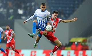 Der FSV Mainz 05 um William Bøving (r) tat sich gegen Craiova schwer. - Constantin Stefan/dpa