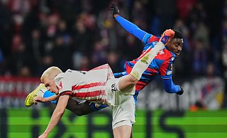 Umkämpftes Duell: Der SC Freiburg und Matthias Ginter (l.) spielen bei Viktoria Pilsen 0:0. - Petr David Josek/AP/dpa