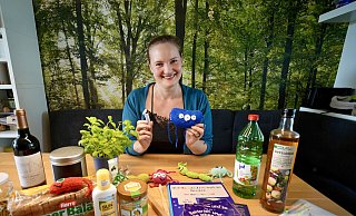 Mikrobiomforscherin Johanna Nelkner brennt für die winzigen Einzeller, deren Ruf viel schlechter ist, als er sein sollte. Ginge es nach ihr, würden wir viel mehr auf die positiven Eigenschaften der Mikroorganismen schauen. - Peter Unger