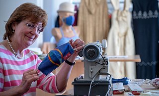 Stoffmasken können schnell selber genäht werden. Mittlerweile stellen aber auch immer mehr Unternehmen Mundschutz aus Stoff her. - picture alliance