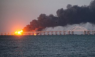 Bei der Explosion wurde die Brücke zur Krim schwer beschädigt. (Archivbild) - Uncredited/AP/dpa