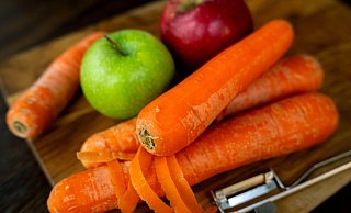 Vorgeschlagen wird etwa, die Mehrwertsteuer unter anderem für Obst und Gemüse aus der EU in Bio-Qualität zu streichen. - Sina Schuldt/dpa