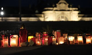 Auf der Rampe am Wasserspiel vorm Kaiserpalais haben Menschen in den Tagen nach der tödlichen Schlägerei im Kurpark Bad Oeynhausen Blumen abgelegt und Kerzen angezündet. - Ulf Hanke