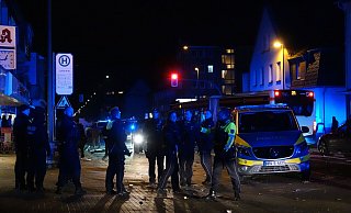 In der Silvesternacht haben Polizei und Feuerwehr in Bielefeld alle Hände voll zu tun. An der Heeper Straße nehmen Polizisten zwei Männer fest. - Paul Brinkmann