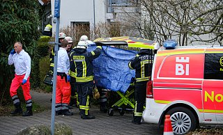 Dramatische Rettung am Remterweg: Ein Mieter (52) kam mit lebensgefährlichen Verletzungen ins Krankenhaus. Seine Mitbewohnerin gilt als schwer verletzt. - Andreas Zobe Dramatische Rettung am Remterweg: Ein Mieter (52) kam mit lebensgefährlichen Verletzungen ins Krankenhaus. Seine Mitbewohnerin gilt als schwer verletzt. - Andreas Zobe
