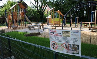 Obwohl aktuell Sommerferien sind, bleibt der neue Spielplatz am Münstermannsweg in Gütersloh abgesperrt. - Anja Hustert Obwohl aktuell Sommerferien sind, bleibt der neue Spielplatz am Münstermannsweg in Gütersloh abgesperrt. - Anja Hustert