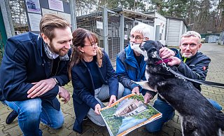 Huskymischling Müsli (5) möchte eigentlich zu seiner Freundin Sansa in die Hundequarantäne hinter den Menschen (Sascha Vogelsang (v. l.), Sandra Furtwängler, Helmut Tiekötter, Frank Österwinter). - Sarah Jonek