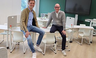 Energiebündelschule; Sebastian Kreyer (l.) und Frederik Flötotto im neuen Klassenraum - Sigurd Gringel Energiebündelschule; Sebastian Kreyer (l.) und Frederik Flötotto im neuen Klassenraum - Sigurd Gringel