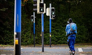 Für einen neuen Anstrich der besprühten Ampeln rechnet die Stadtverwaltung mit Kosten von 100 Euro pro Mast. - Niklas Tüns