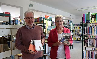 Thomas Rischmöller und Brigitte Förster vom Verein "Löhne liest" geben Ausblicke auf ein Vorlesefieber voller runder Geburtstage. - Judith Gladow