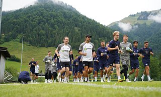 Die Spieler des SC Paderborn beim Training im malerischen Walchsee, umgeben von Tirols beeindruckender Berglandschaft. - Christian Geisler