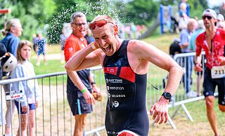 Der 20. IOK-Triathlon in Verl bietet neben tollem Sport auch eine prima Atmosphäre. Hier kühlt sich Daniel Knoepke, späterer Sieger über die Olympische Distanz, ab. - David Inderlied