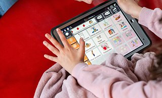 An einer Förderschule für Geistige Entwicklung arbeiten Lehrkräfte und Kinder mit Symbolsprache, wenn die Schülerinnen und Schüler nicht sprechen können. - picture alliance / SZ Photo