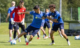 Raphael Obermair (vorne l.) und Aaron Zehnter, die sich hier im Training duellieren, sind die beiden Standardspezialisten des SC Paderborn. - Oliver Krato