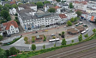 Der ZOB soll weiter zur Bahn rücken. Die Autofahrer würden dann an der Südseite des Busbahnhofes die Herforder Straße entlangfahren. Dort, wo derzeit die Busse fahren. Direkt vor dem Hotel Merkur oder dem Wettbüro. - Jürgen Krüger