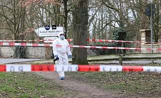 In der Nacht zum 3. März sind auf diesem Parkplatz in Spenge zwei Männer verletzt worden, einer von ihnen schwer. Nachdem der Haupttäter vom SEK in seiner Wohnung in Hiddenhausen festgenommen werden konnte ging der Polizei nun auch der zweite Täter ins Netz. - Claus Frickemeier