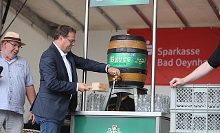 Gleich der erste Schlag saß: Souverän eröffnete Bürgermeister Lars Bökenkröger die Rehmer Traditionsveranstaltung. - Nicole Sielermann