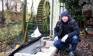 Der Versmolder Nils Ellwart posiert vor seiner Lebenfalle. Er fängt regelmäßig ungebetene Waschbären auf seinem Grundstück. - Andre Schneider