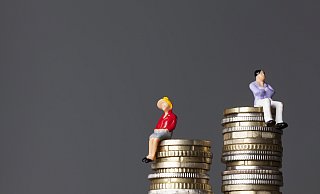 Der Equaly-Pay-Day erinnert an die Lohnlücke zwischen Männern und Frauen – Frauen bekommen durchschnittlich 400 Euro weniger als Männer. - ink drop - stock.adobe.com
