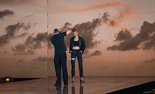 Fotografen und Kameras waren am Set von "Germanys Next Topmodel" für Katharina Fricke allgegenwärtig. Andreas Ortner (l.) setzte sie gleich mehrfach in Szene. Ein anstrengendes Unterfangen für die Löhnerin. Aber auch eine wertvolle Erfahrung. - ProSieben/Daniel Graf