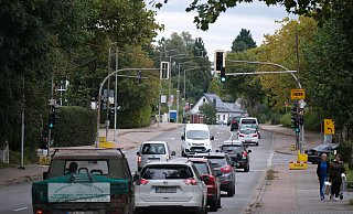 Die kaputte Ampel an der Weserstraße wird ab Montag ersetzt. Die Bauarbeiten sollen drei Wochen dauern. Dann wird auch die Übergangsampel abgebaut. - Ulf Hanke