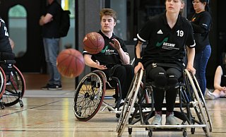 Mitten drin: Janne Krähe, hier beim Aufwärmen für das zweite Spiel bei den Deutschen U23-Juniorenmeisterschaften im Rollstuhlbasketball in der Sportschule der Bundeswehr in Warendorf. - Jürgen Krüger