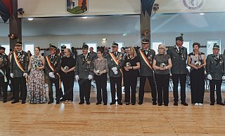 Das Königspaar Jörg Egold mit Königin Nicole (v. l.) und der Hofstaat bestehend aus Stefan und Nadine Marquardt, Ludger und Renate Guttwein, Toni und Andrea Offergeld, Uli und Birgit Hübener, Andreas und Heike Plöger und Adjutant Dieter Brandt präsentiert sich den Schützen. - Schützen Kirchborchen