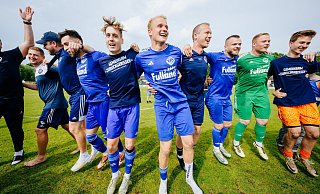 Der Jubel ist groß: VfB Schloß Holte ist in die Fußball-Landesliga zurückgekehrt. - BESIM MAZHIQI Der Jubel ist groß: VfB Schloß Holte ist in die Fußball-Landesliga zurückgekehrt. - BESIM MAZHIQI