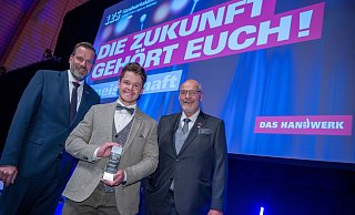IHK-Hauptgeschäftsführer Jens Prager (l.) und Kammerpräsident Peter Eul (r.) gratulierten Moritz Meyer vom Steinheimer Fahrzeugwerk Spier zu seiner großartigen Leistung. - HWK