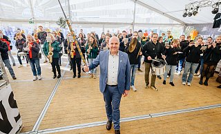 Hubert Erichlandwehr ist bekennender Blasmusikfan und ausgebildeter Dirigent. Bei seiner Verabschiedung nimmt er im Kreis Gütersloh kurzerhand den Tambourstab zur Hand. - BESIM MAZHIQI