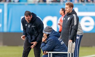 Beim Spiel seiner Arminia in Rostock sah Trainer Mitch Kniat wiederholt Anlass, sich heftig über das Schiedsrichterteam mit dem Vierten Offiziellen Florian Pötter (r.) aufzuregen. - IMAGO/Andy Bünning