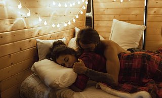 Sex mit einem neuen Partner oder einer neuen Partnerin zu Weihnachten birgt das Risiko unerwünschter Folgen. - picture alliance / Westend61