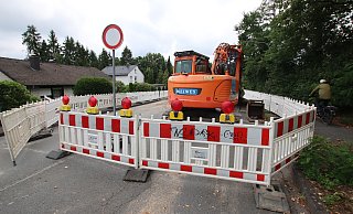 Bis hierhin und nicht weiter. Die Flugplatzstraße ist auf Höhe der Bielefelder Straße zur Sackgasse geworden. Rechts können Radfahrerund Fußgänger noch Richtung Thorwesten passieren. Nach links Richtung Zentrum ist der Weg für alle abgeschnitten - Sigurd Gringel