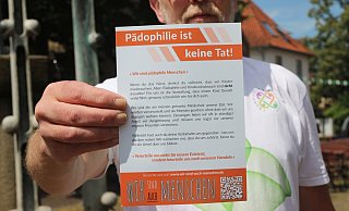 Mit Flyern wie diesen wollte Georg Kellmann in diesem Jahr in Enger und Spenge über Pädophilie aufklären. - Jan-Henrik Gerdener