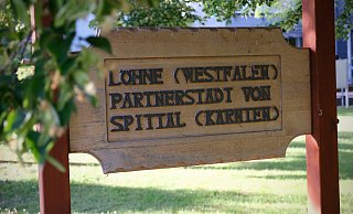 Vor dem Löhner Rathaus erinnert ein Schild an die Partnerschaft mit Spittal in Österreich. Die Beziehung neigt sich momentan dem Ende zu -- und ist nicht die einzige, die in den vergangenen Jahren Höhen und Tiefen erlebte. - Felix Eisele